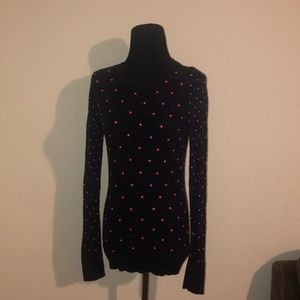 Thin sweater , very comfortable Looks great on!